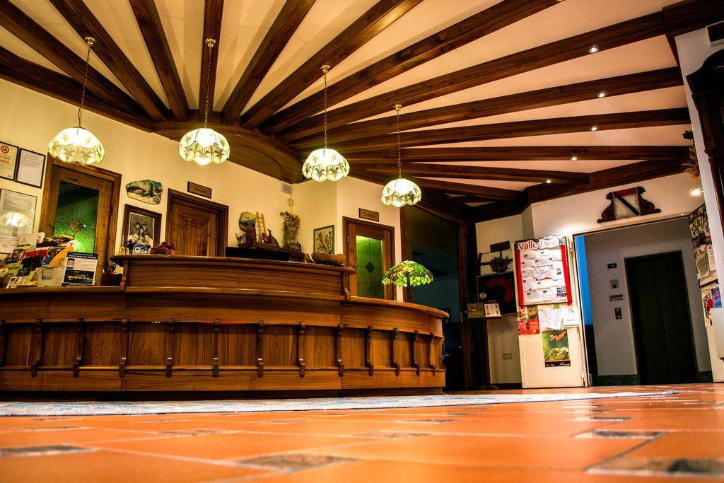 Hotel Comtes De Challant Albergo Etico Valle D'Aosta 菲尼斯 外观 照片