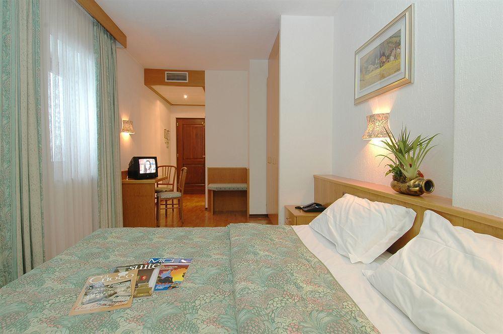 Hotel Comtes De Challant Albergo Etico Valle D'Aosta 菲尼斯 外观 照片