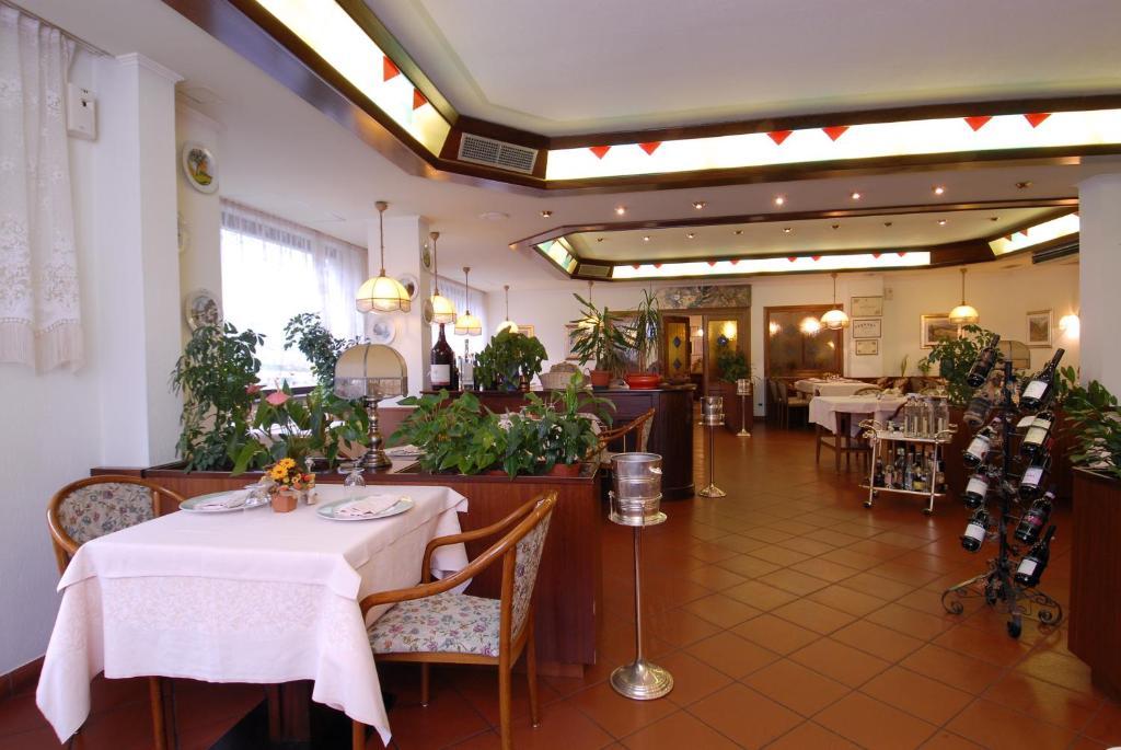 Hotel Comtes De Challant Albergo Etico Valle D'Aosta 菲尼斯 外观 照片